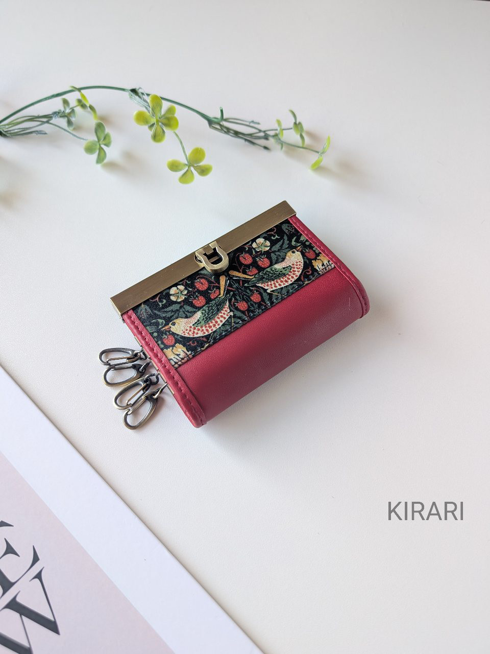 【深紅のアートいちご泥棒】スマートキー＆カード収納◎ クラシカルレッド本革×ウィリアムモリス ビニコ キーケース