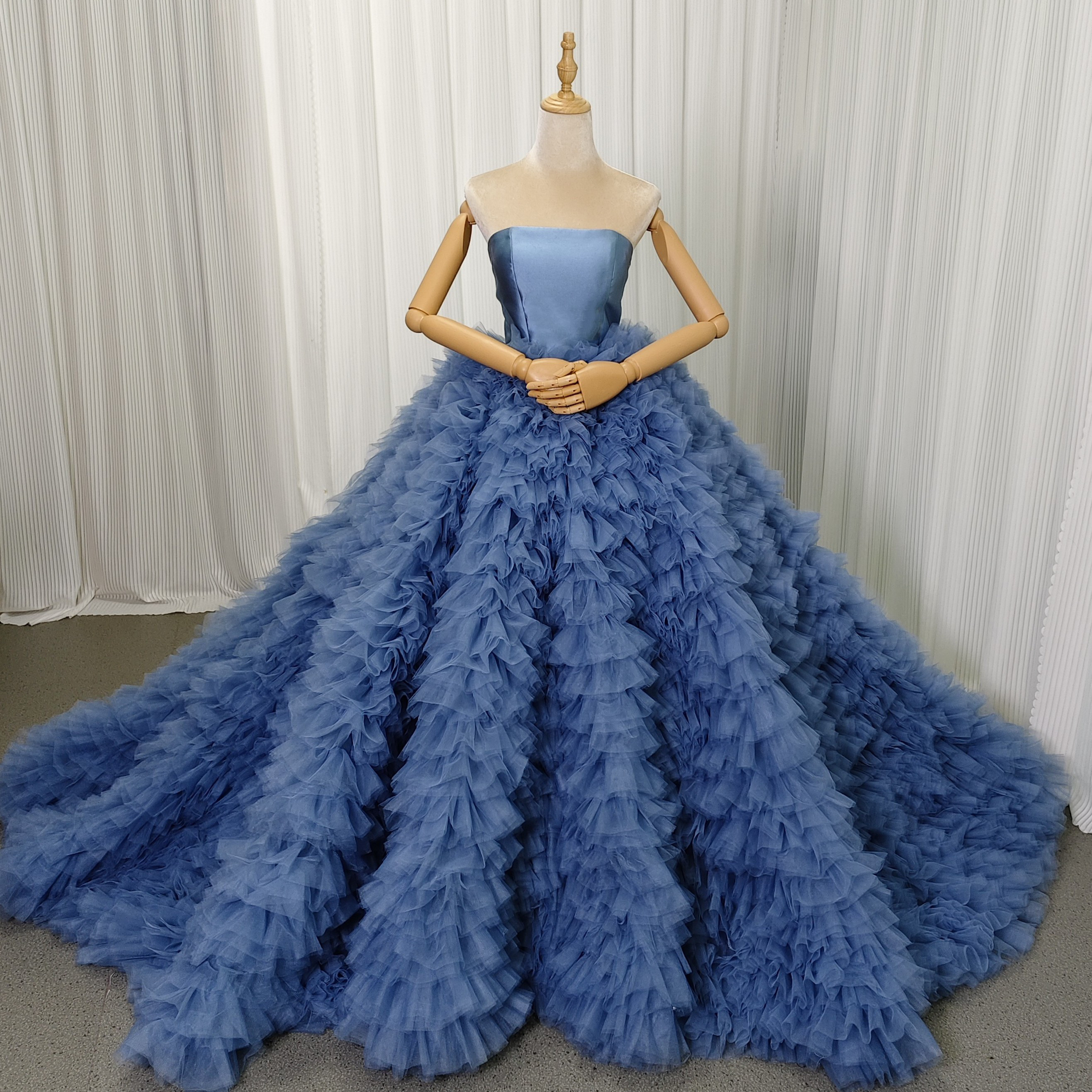 送料無料！カラードレス ブルーグレー もこもこドレス ビスチェドレス 結婚式 抜群におしゃれ度が際立つ