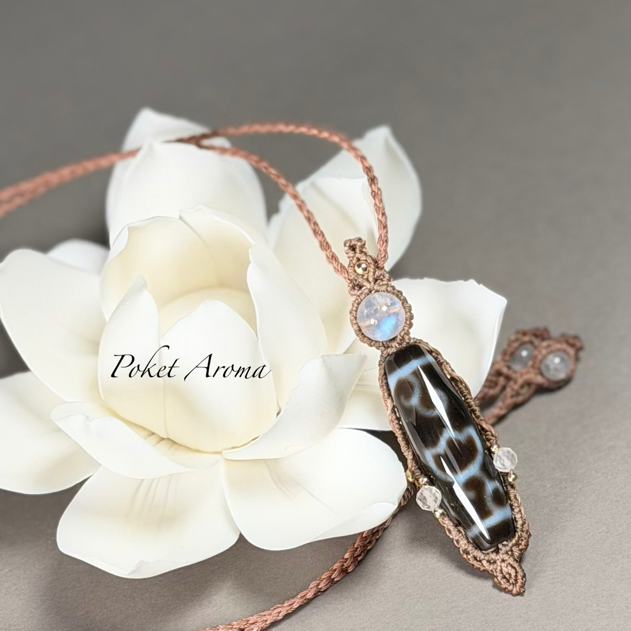 『水蓮花』天珠とブルームーンストーンのマクラメペンダントネックレス