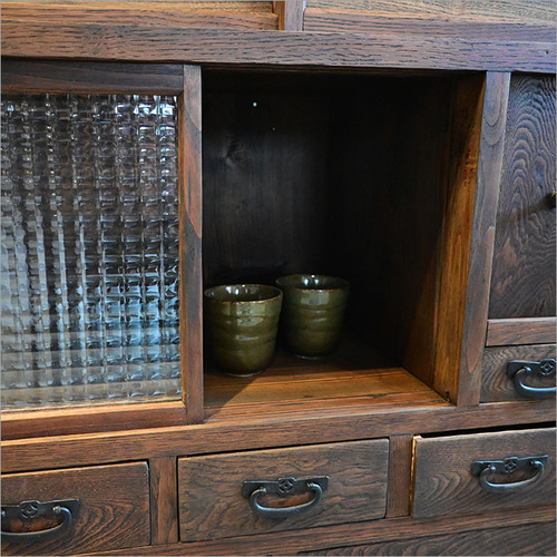 昭和期の茶箪笥を再構築した ガラスキャビネット｜和モダンな古家具