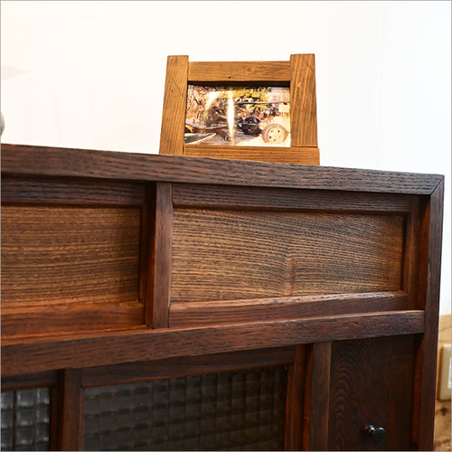 昭和期の茶箪笥を再構築した ガラスキャビネット｜和モダンな古家具