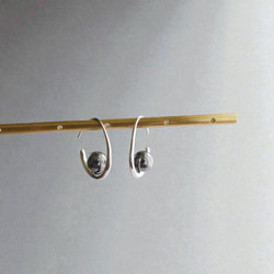 【高貴光澤】黑色珍珠耳環（銀色），飾以新月形圖案和黑色縟瑪瑙，展現精緻時尚之美。 第5張的照片