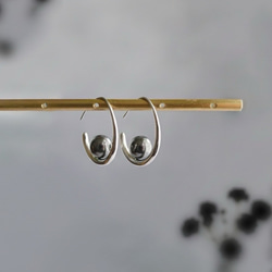 【高貴光澤】黑色珍珠耳環（銀色），飾以新月形圖案和黑色縟瑪瑙，展現精緻時尚之美。 第2張的照片