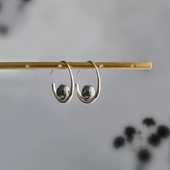 【高貴光澤】黑色珍珠耳環（銀色），飾以新月形圖案和黑色縟瑪瑙，展現精緻時尚之美。 第2張的照片