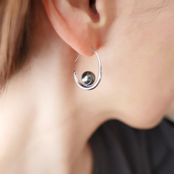 2026年干支 馬】ホースシュー K10/K10WG ジルコニアとパールのピアス