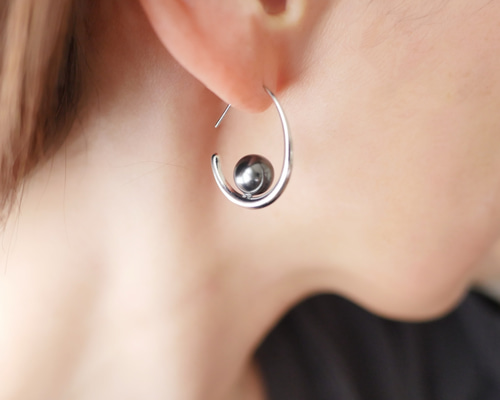 凛とした艶感】ブラックパール フープピアス（シルバー） 三日月 大人