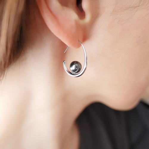 凛とした艶感】ブラックパール フープピアス（シルバー） 三日月 大人