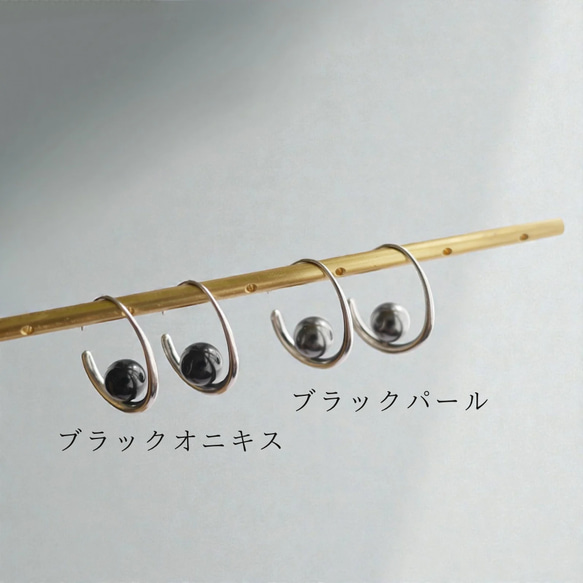 【高貴光澤】黑色珍珠耳環（銀色），飾以新月形圖案和黑色縟瑪瑙，展現精緻時尚之美。 第6張的照片