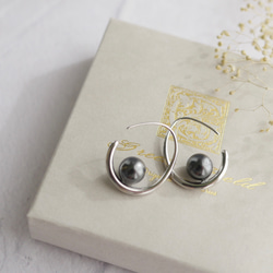 【高貴光澤】黑色珍珠耳環（銀色），飾以新月形圖案和黑色縟瑪瑙，展現精緻時尚之美。 第7張的照片