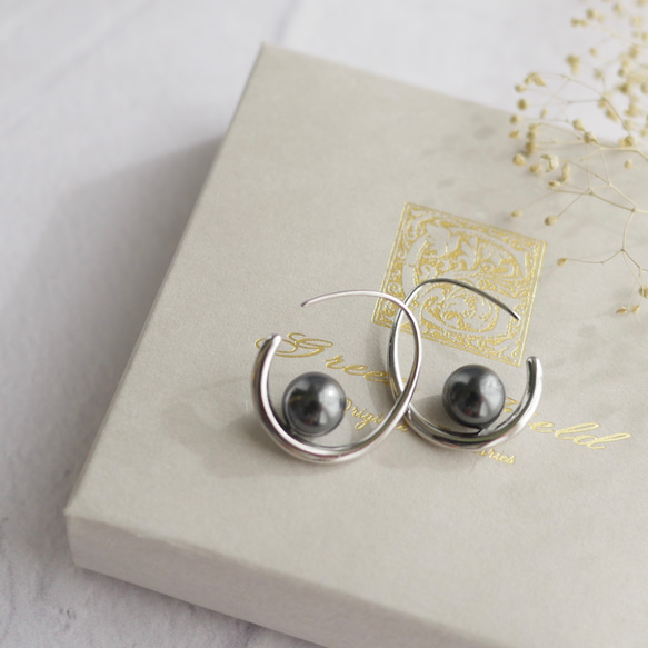 【高貴光澤】黑色珍珠耳環（銀色），飾以新月形圖案和黑色縟瑪瑙，展現精緻時尚之美。 第7張的照片