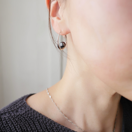 凛とした艶感】ブラックパール フープピアス（シルバー） 三日月 大人