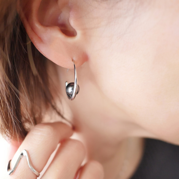 【高貴光澤】黑色珍珠耳環（銀色），飾以新月形圖案和黑色縟瑪瑙，展現精緻時尚之美。 第9張的照片