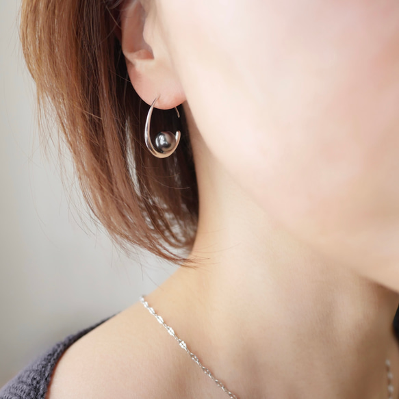 【高貴光澤】黑色珍珠耳環（銀色），飾以新月形圖案和黑色縟瑪瑙，展現精緻時尚之美。 第3張的照片