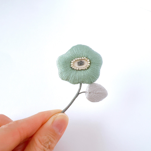 大人上品*｡ポピーのふっくら刺繍ブローチ（緑・グリーン） ブローチ