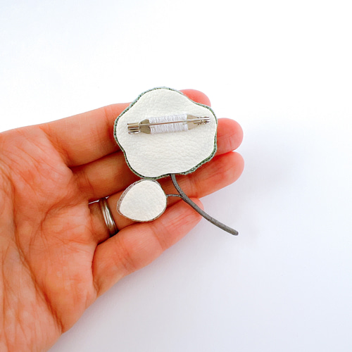 大人上品*｡ポピーのふっくら刺繍ブローチ（緑・グリーン） ブローチ