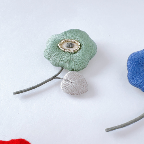大人上品*｡ポピーのふっくら刺繍ブローチ（緑・グリーン） ブローチ