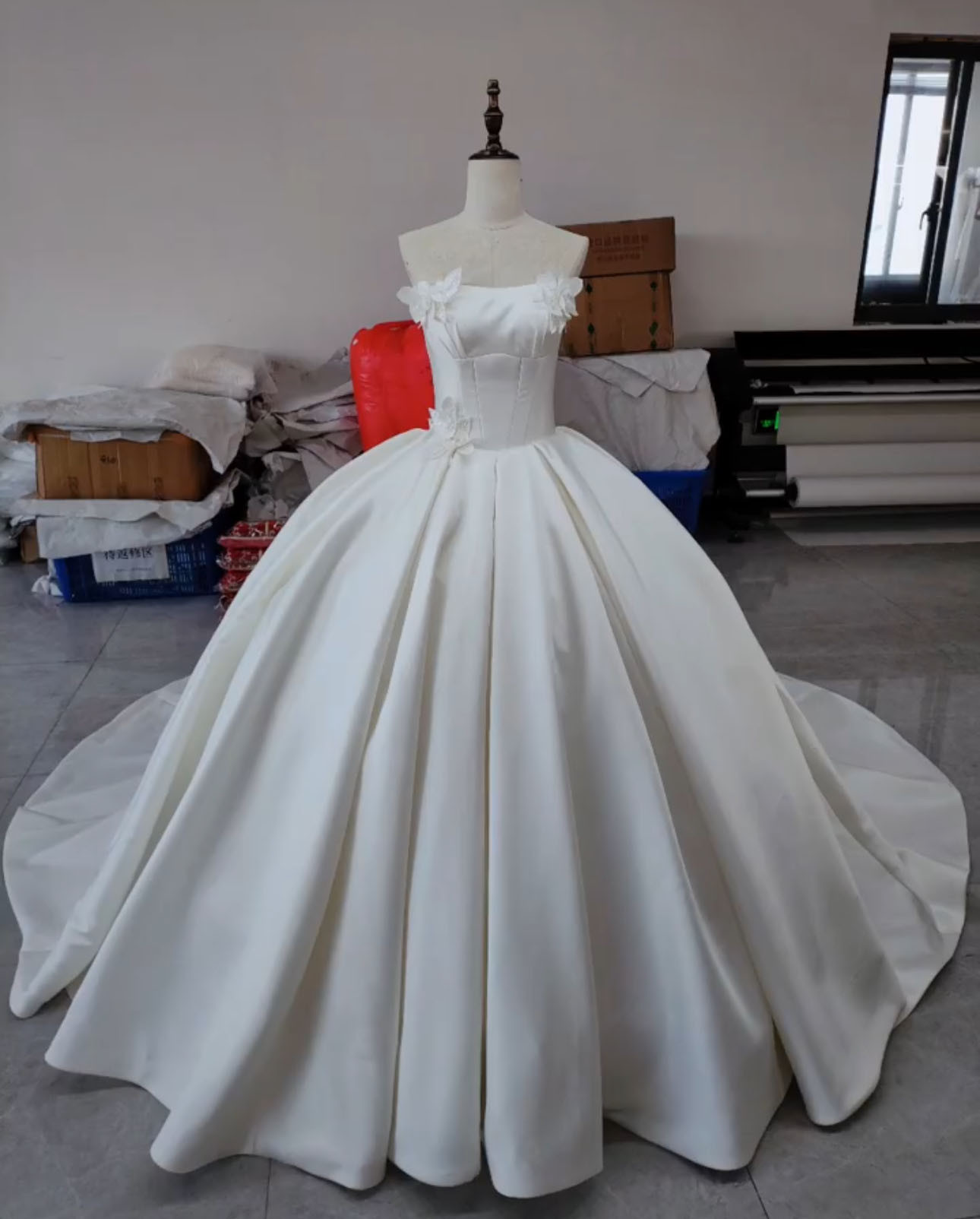 顧客満足度99％以上！高級サテン　ビスチェライン　プリンセスライン　お花飾りつき　高級感　ブライダル　結婚式前撮り披露宴