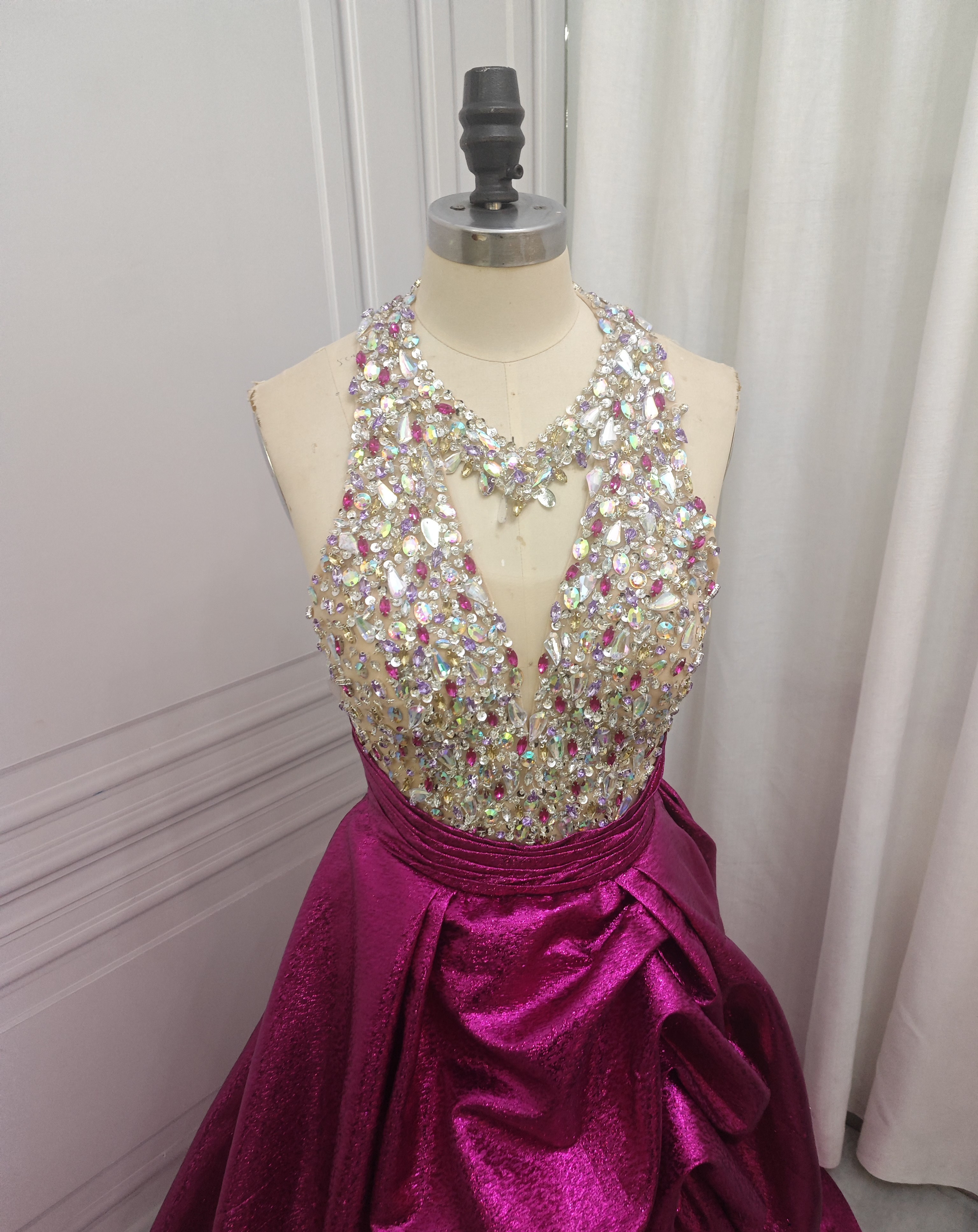 2025新作　ローズ色　憧れのドレス　ホルターネック　チャック　ノースリーブ　ストーン付き　キラキラ　トレーン　セクシー