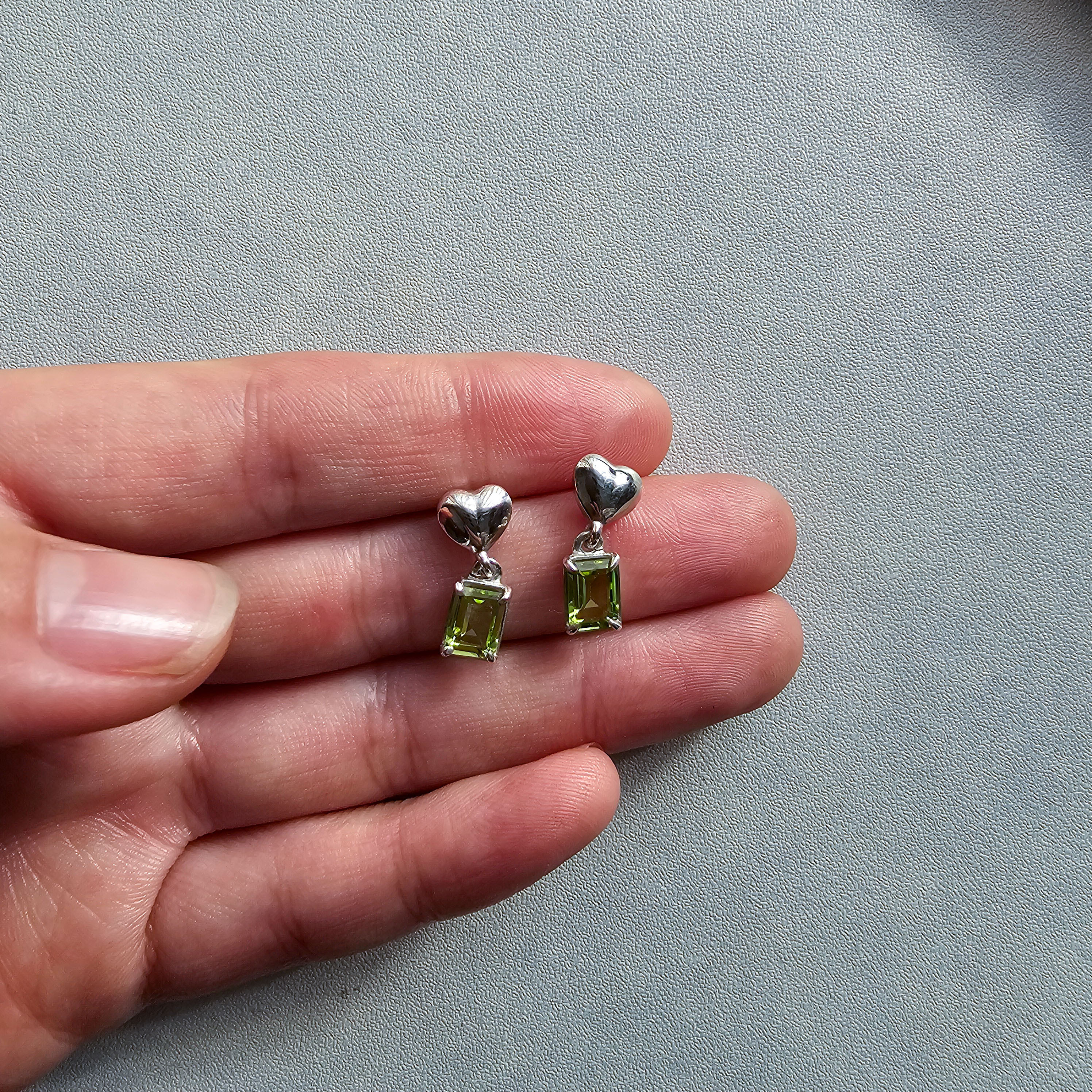 ハートモチーフ ペリドット ピアス シルバー925｜鮮やかな緑が揺れる大人可愛い耳元 一点もの Silver925