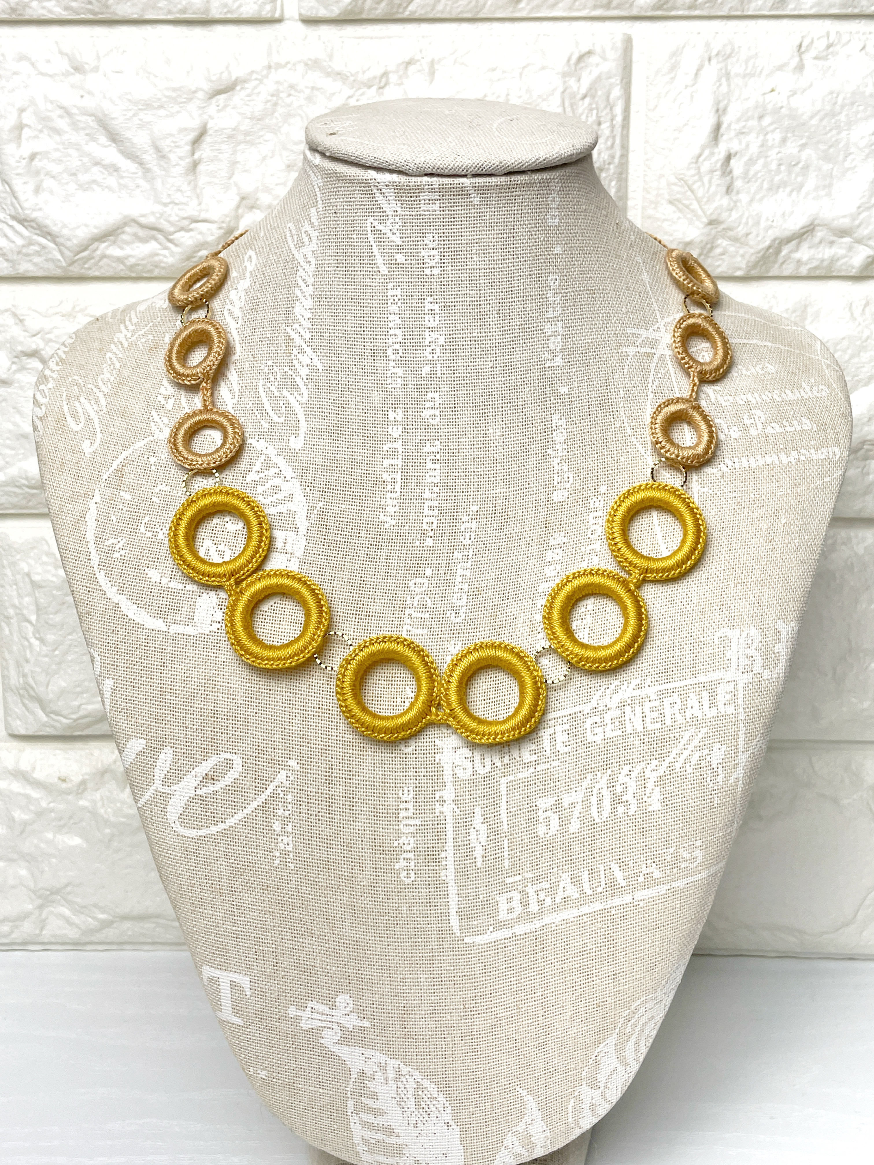 糸をまとったリングたち　シンプルながら多彩な使い方ができるのグラーデション風　46cmネックレス　【イエローベージュ】