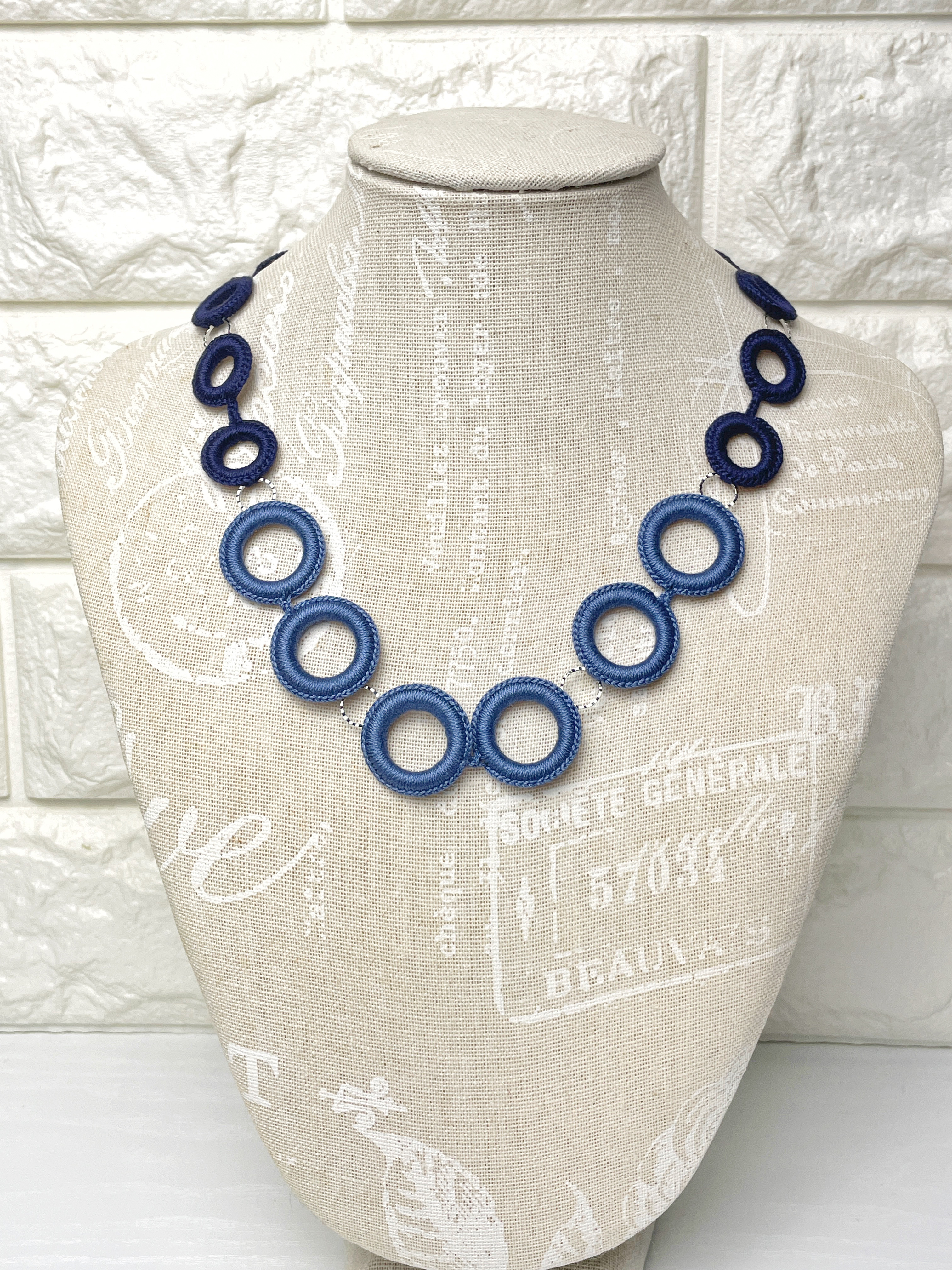 糸をまとったリングたち　シンプルながら多彩な使い方ができるのグラーデション風　46cmネックレス　【ネイビーブルー】