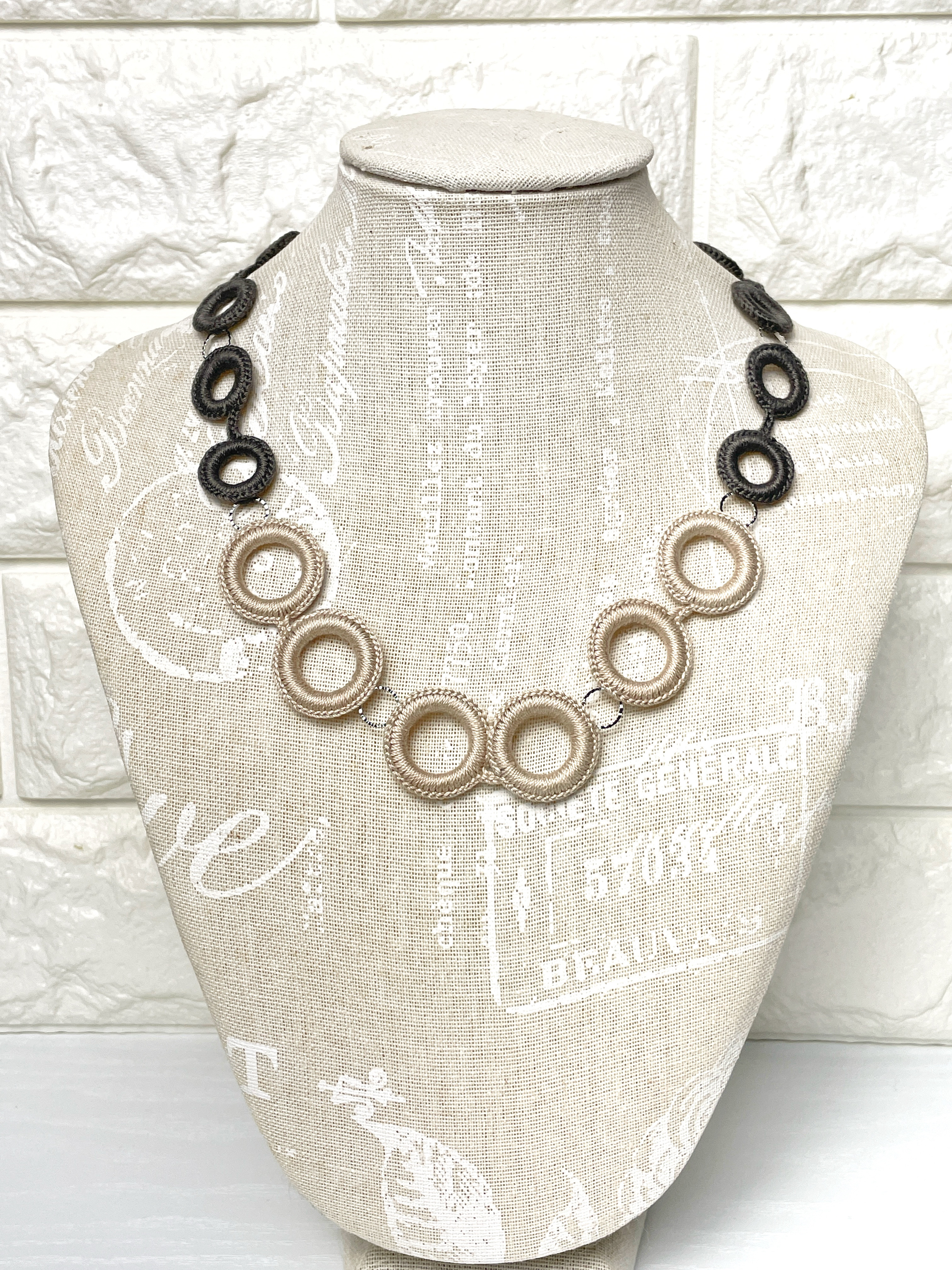 糸をまとったリングたち　シンプルながら多彩な使い方ができるのグラーデション風　46cmネックレス　【グレー】