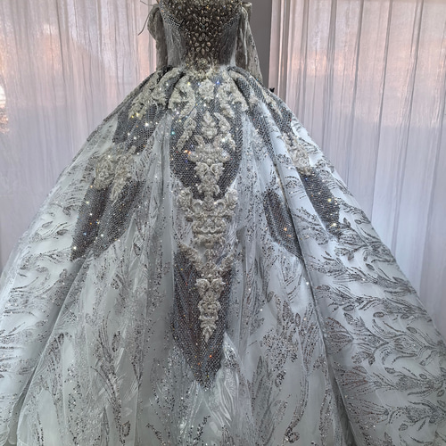 7～9号淡いグリーンのストーンとビーズ刺繍の銀糸レースでドレス全体が煌くドレス 7～9号淡いグリーンのストーンとビーズ刺繍の銀糸レースでドレス全体