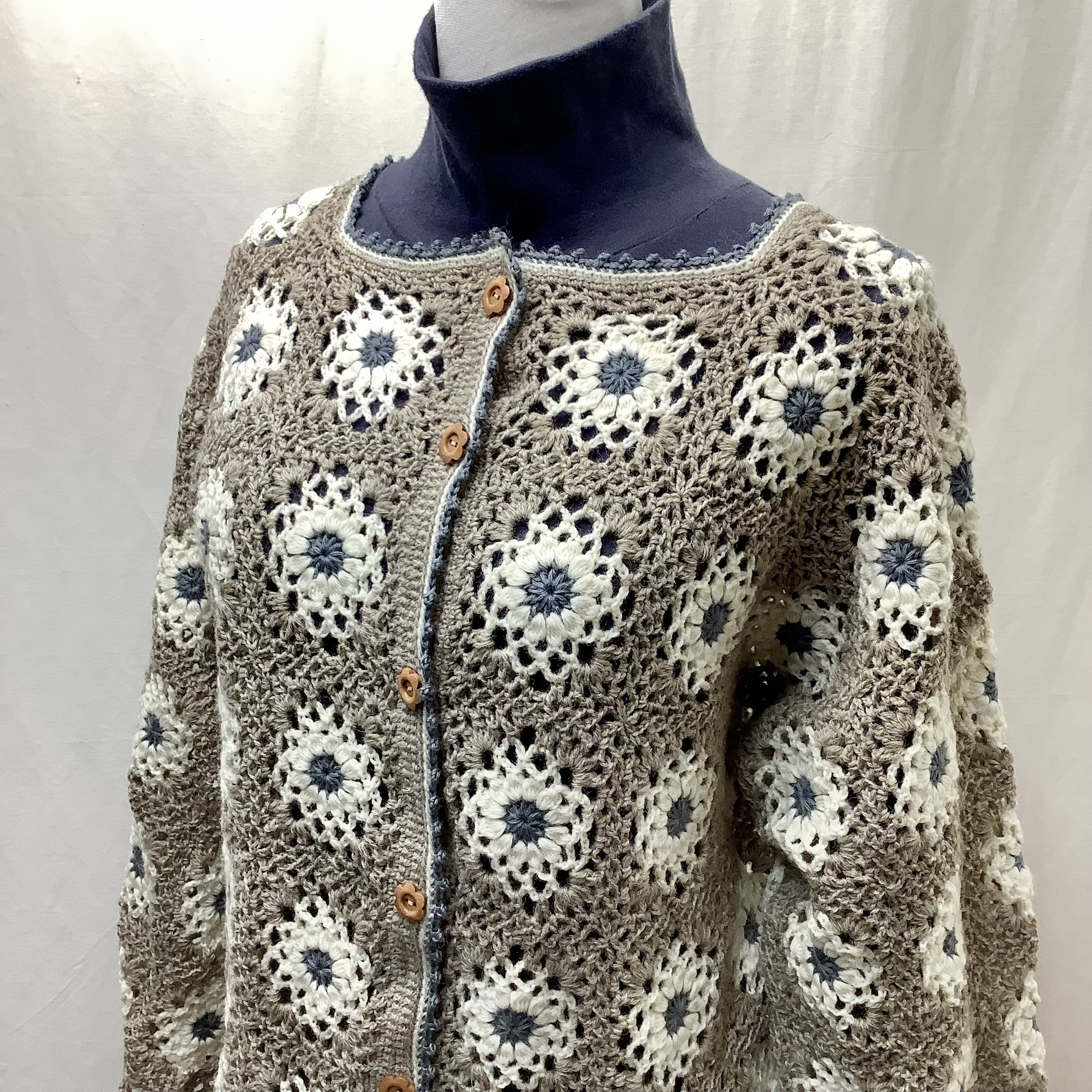 秋冬ウール●M~LL●モチーフ編みカーディガン(グレージュ)