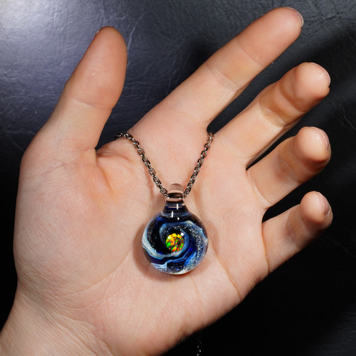ガラスの小宇宙 ブラックオパール ペンダント No.2076 【YASUDA GLASS