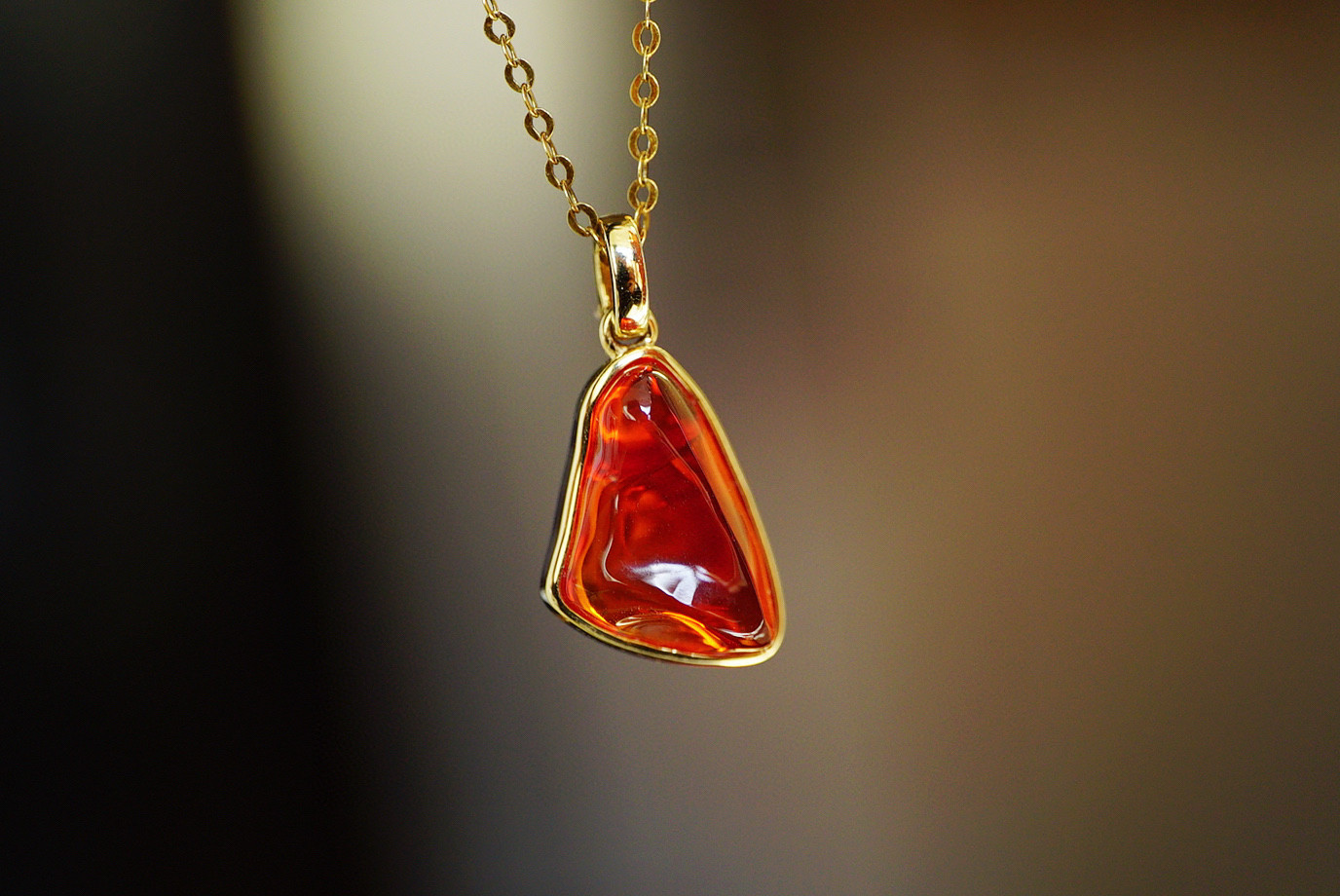 「ユニーク」天然ファイアオパール　純真　神の石　10月誕生石　K18   ペンダント 2.3ct