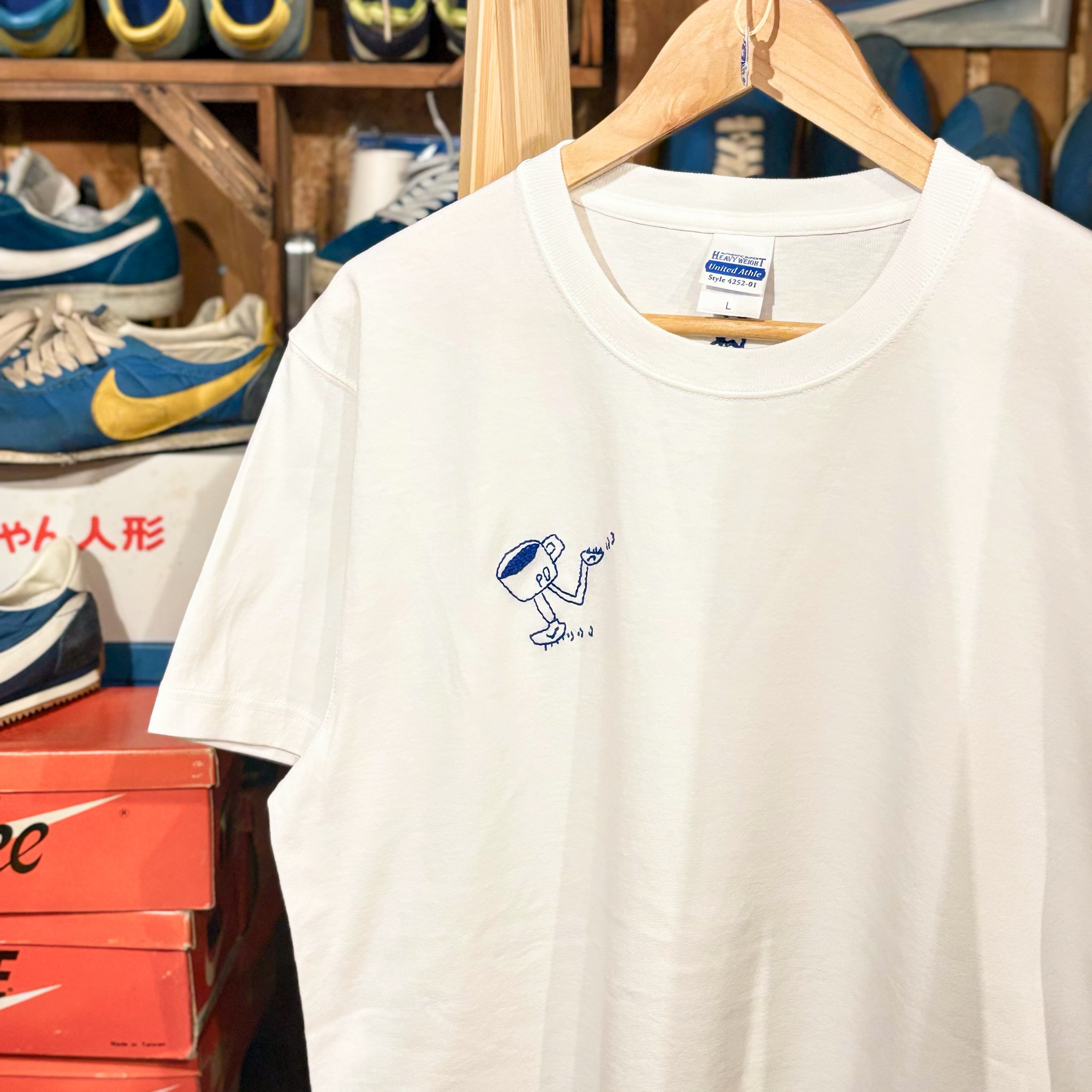 【手刺繍Tシャツ】転ばないでね、カップくん｜ワンポイント刺繍｜半袖・長袖｜ユニセックス｜綿100%