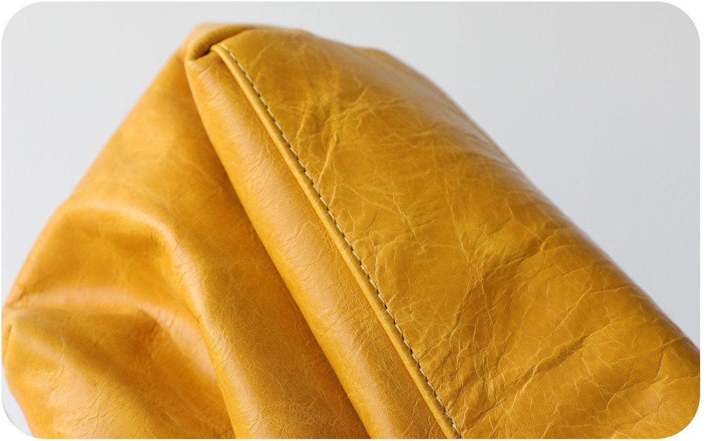 すっきり持てる、毎日の本革ミニショルダー  — 上質な本革 × コンパクトな横型フォルム —