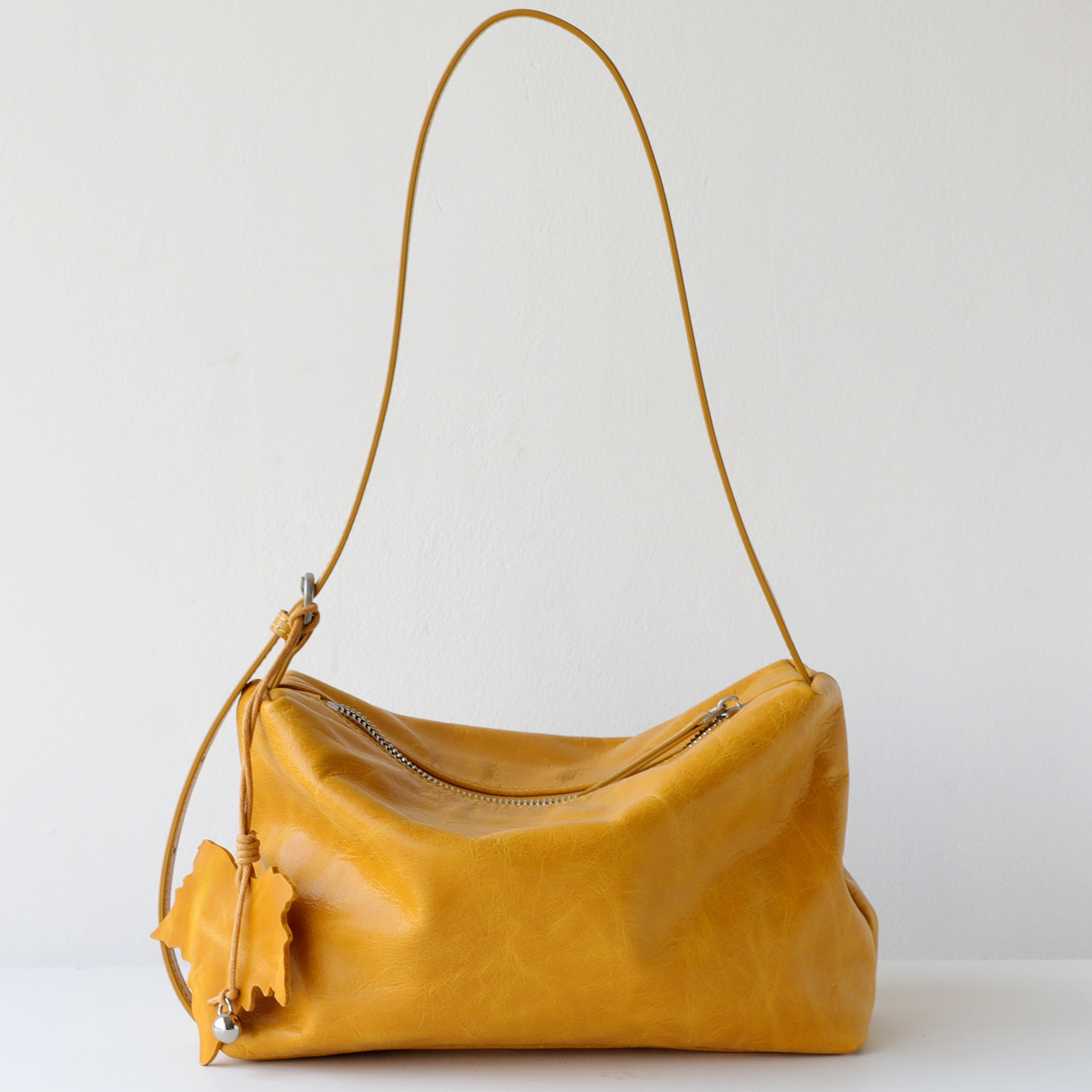 すっきり持てる、毎日の本革ミニショルダー  — 上質な本革 × コンパクトな横型フォルム —