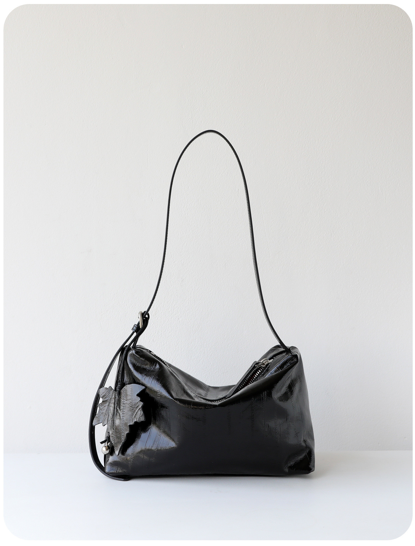 すっきり持てる、毎日の本革ミニショルダー  — 上質な本革 × コンパクトな横型フォルム —