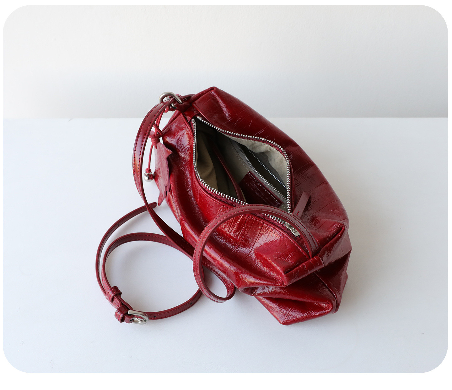 すっきり持てる、毎日の本革ミニショルダー  — 上質な本革 × コンパクトな横型フォルム —