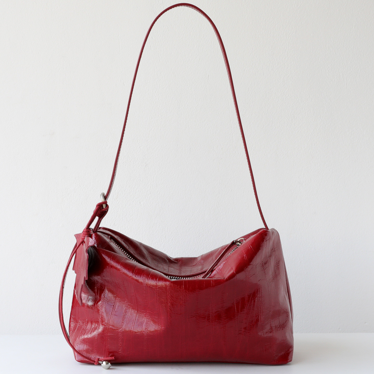 すっきり持てる、毎日の本革ミニショルダー  — 上質な本革 × コンパクトな横型フォルム —