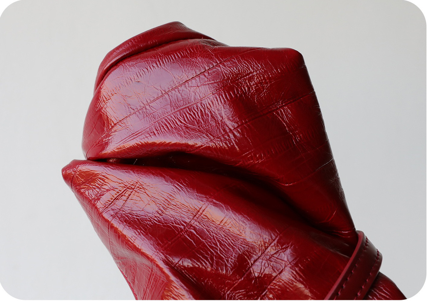 すっきり持てる、毎日の本革ミニショルダー  — 上質な本革 × コンパクトな横型フォルム —