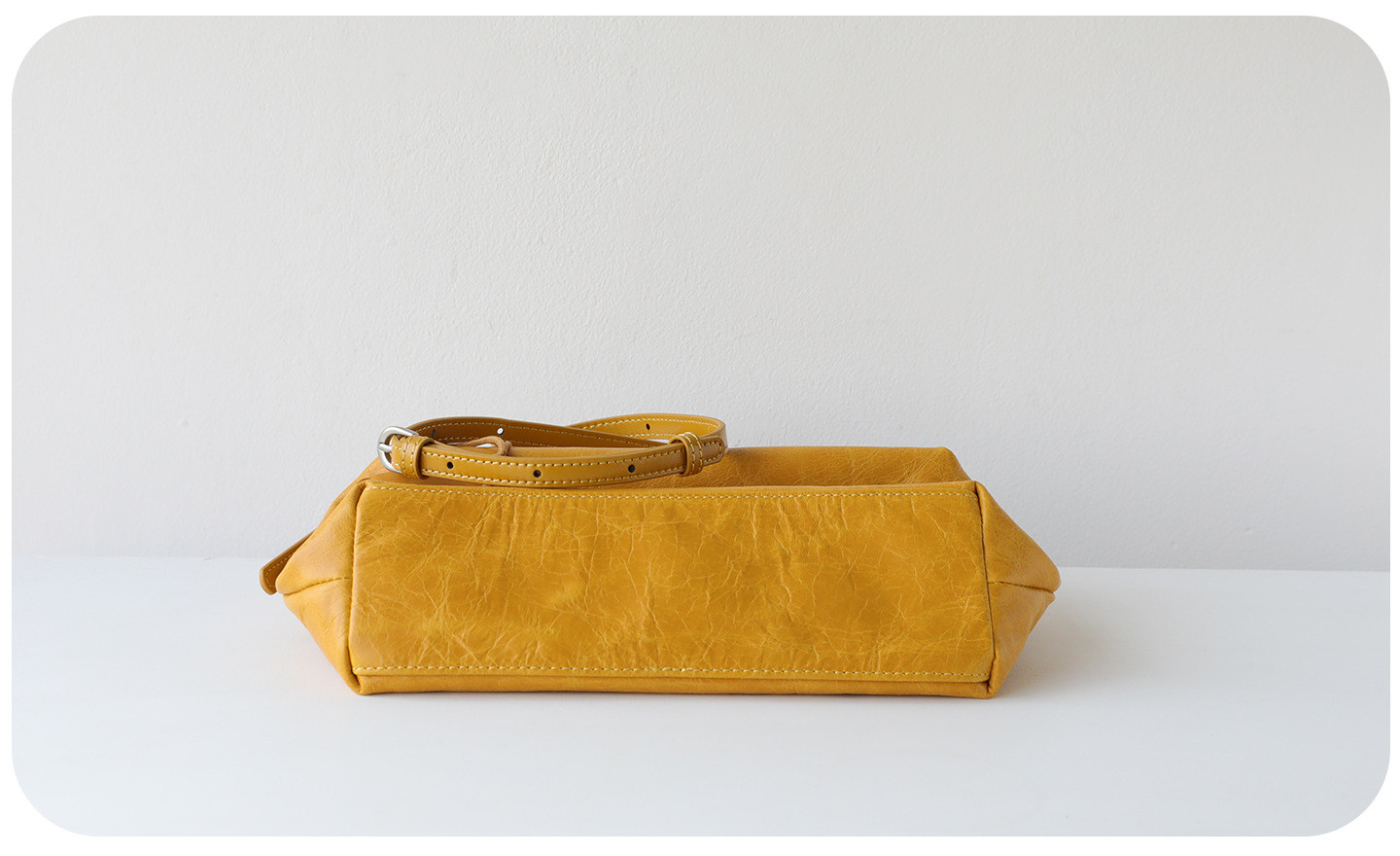 すっきり持てる、毎日の本革ミニショルダー  — 上質な本革 × コンパクトな横型フォルム —