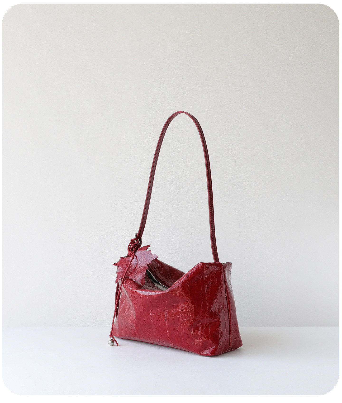 すっきり持てる、毎日の本革ミニショルダー  — 上質な本革 × コンパクトな横型フォルム —