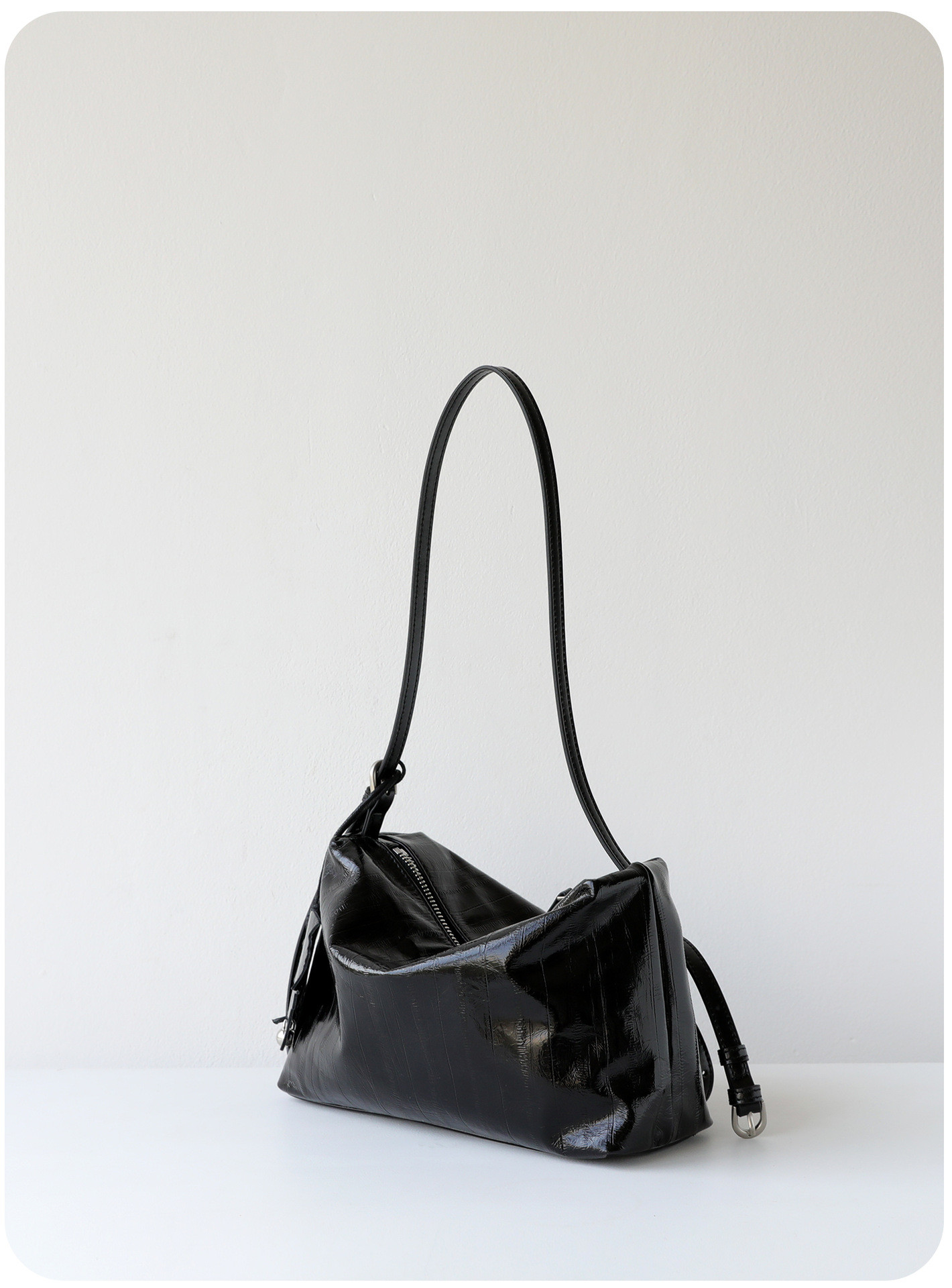 すっきり持てる、毎日の本革ミニショルダー  — 上質な本革 × コンパクトな横型フォルム —