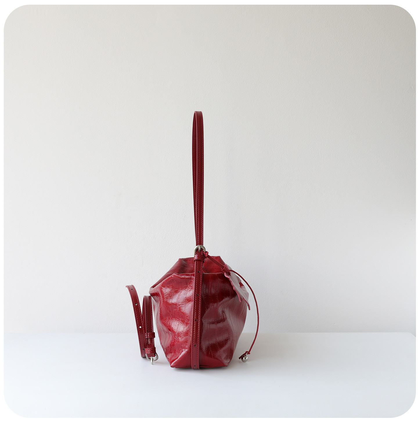 すっきり持てる、毎日の本革ミニショルダー  — 上質な本革 × コンパクトな横型フォルム —