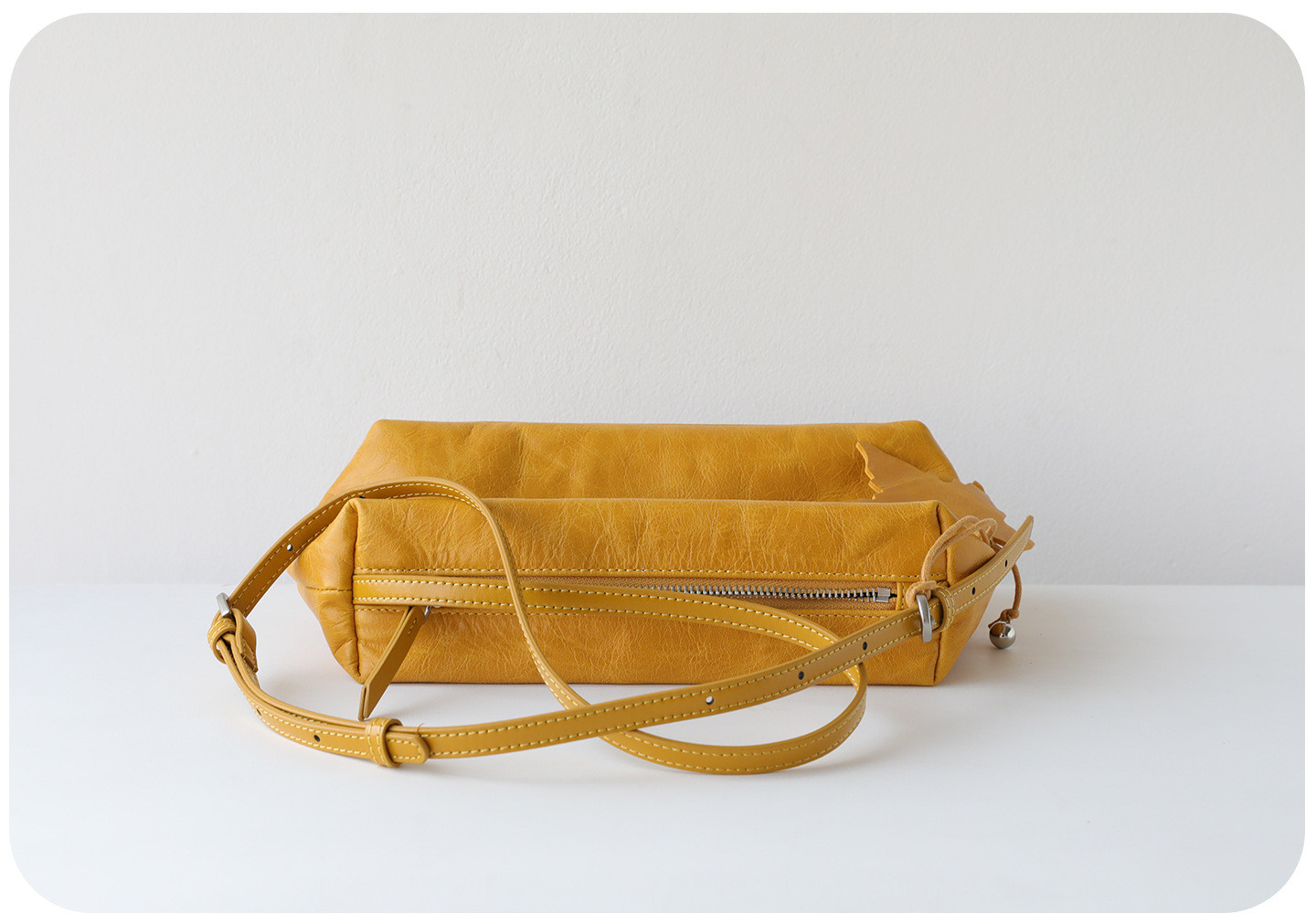 すっきり持てる、毎日の本革ミニショルダー  — 上質な本革 × コンパクトな横型フォルム —