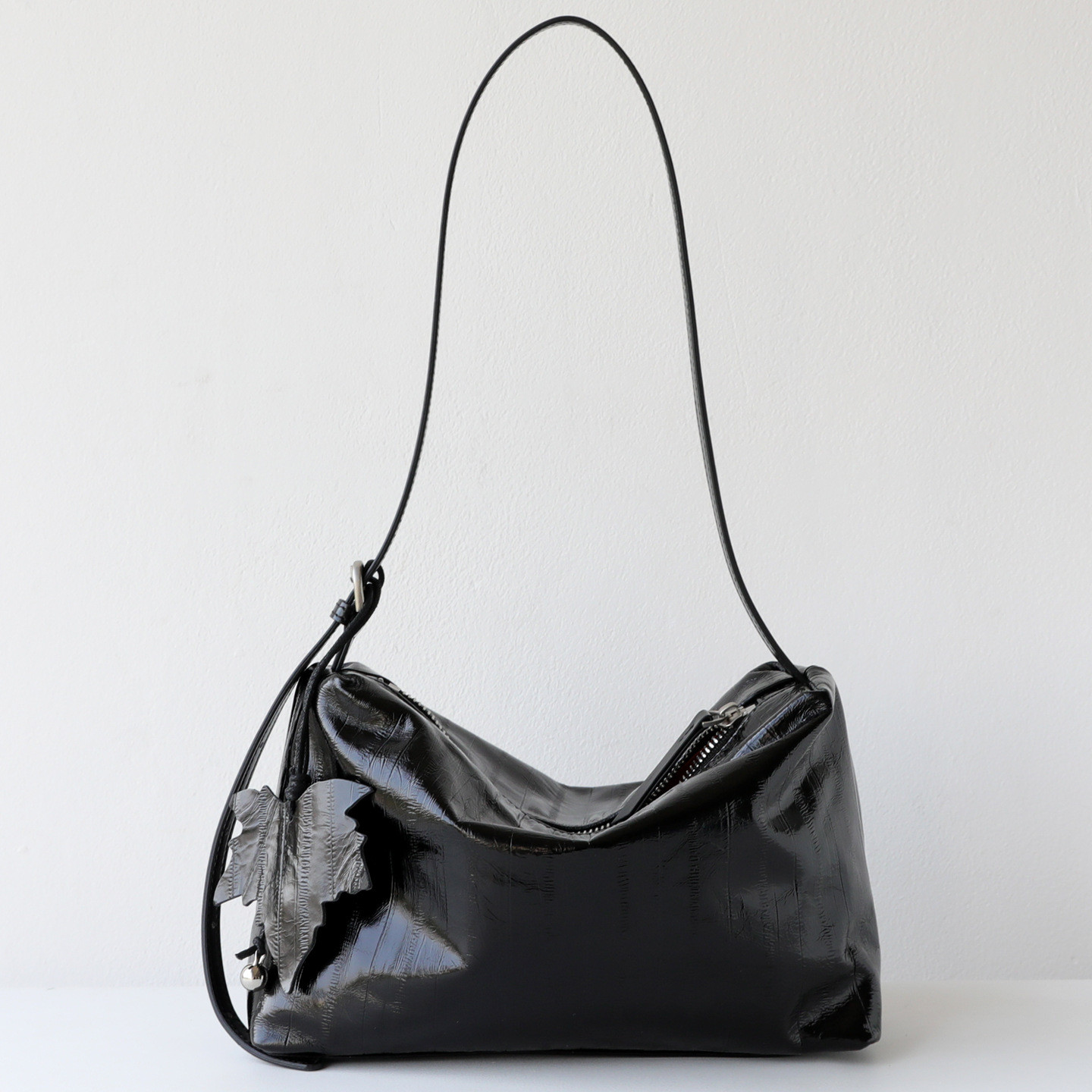 すっきり持てる、毎日の本革ミニショルダー  — 上質な本革 × コンパクトな横型フォルム —