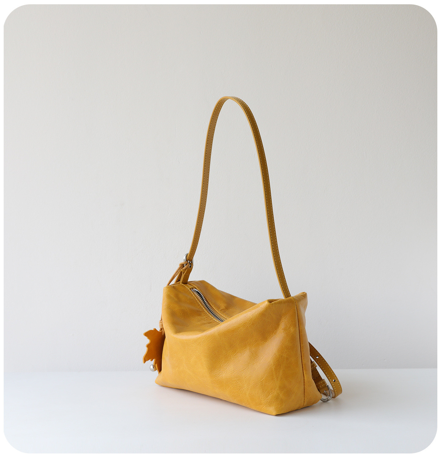 すっきり持てる、毎日の本革ミニショルダー  — 上質な本革 × コンパクトな横型フォルム —