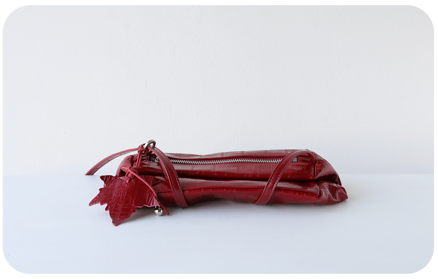 すっきり持てる、毎日の本革ミニショルダー  — 上質な本革 × コンパクトな横型フォルム —