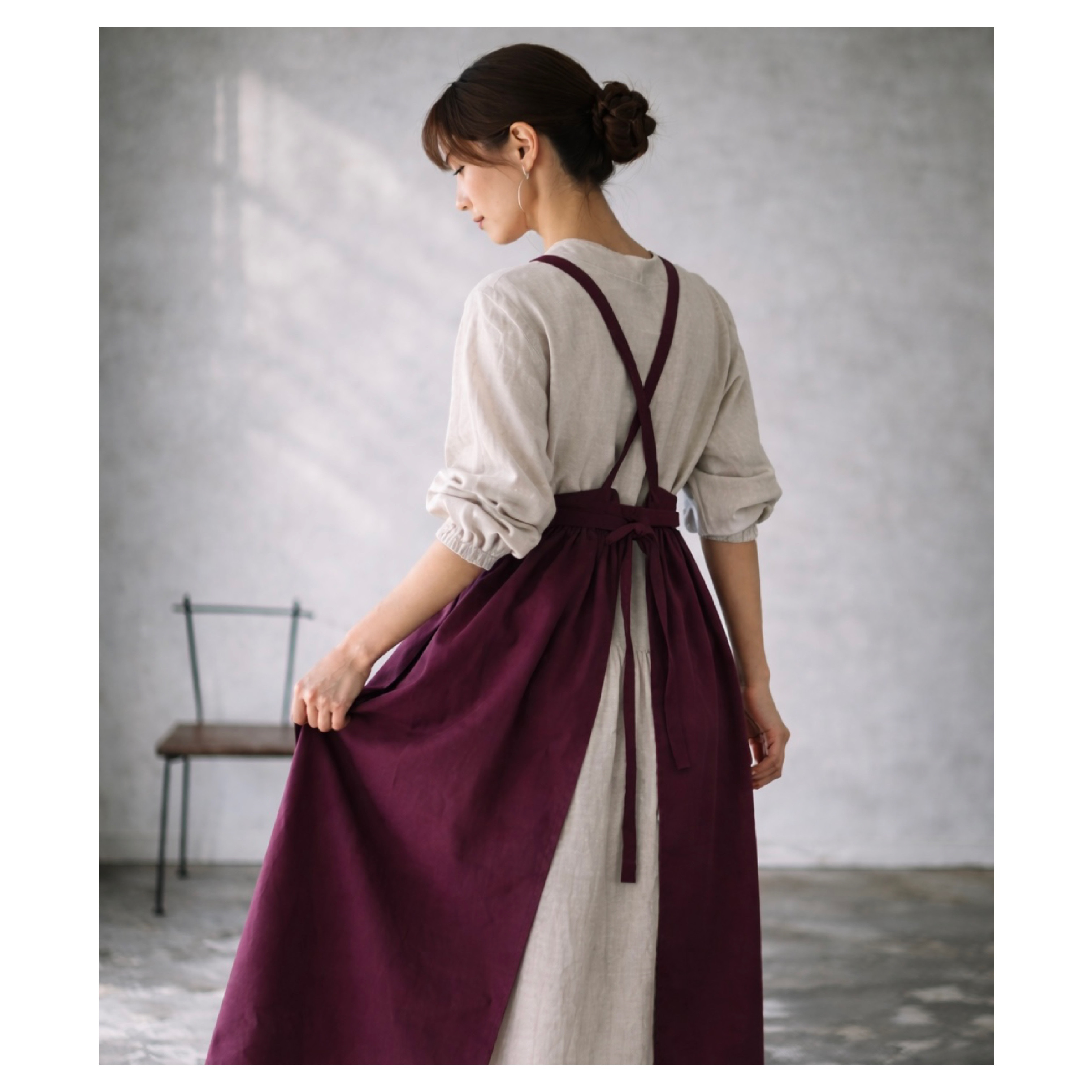 リネンエプロン／おうち時間もお洒落に過ごす、しっかりハリのあるコットンリネンギャザーエプロン／ボルドー