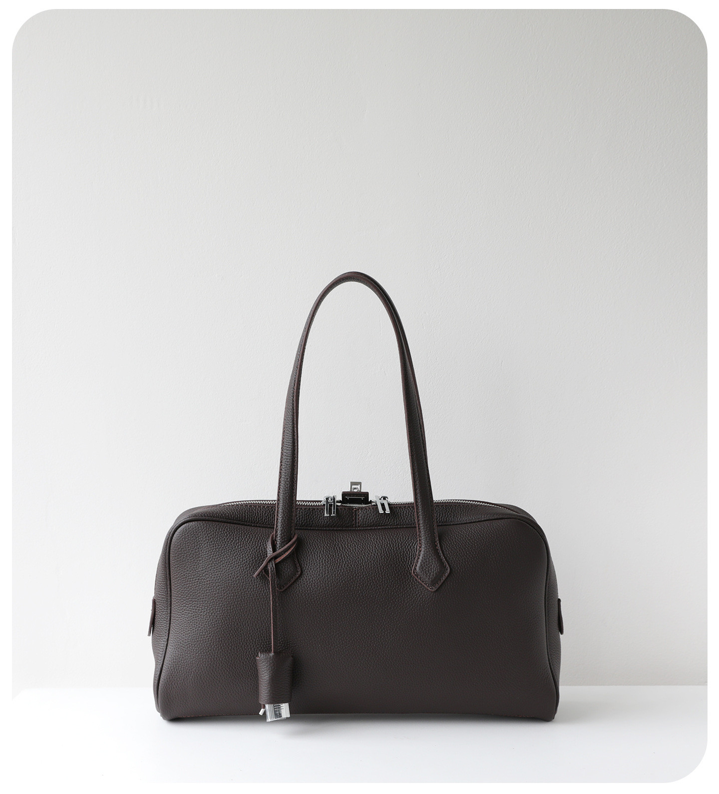 上質な本革で仕立てた、端正な横長レザートート ― 通勤に馴染む、静かな存在感 ―