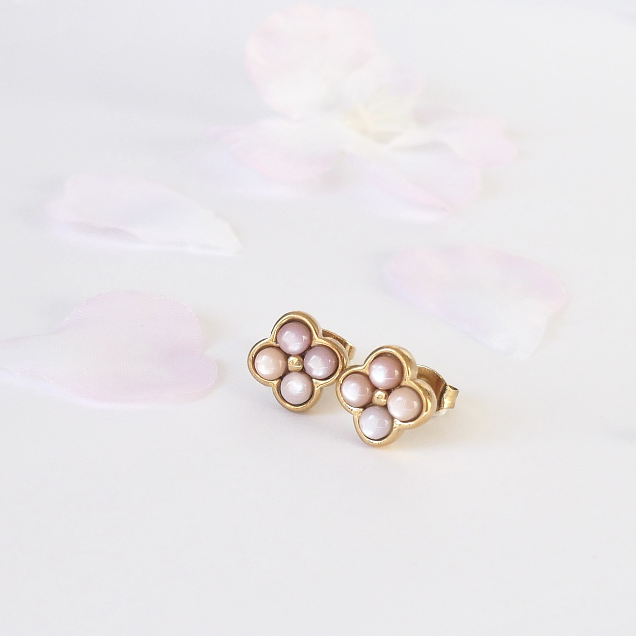 【春の超早割】桜色ピンクシェルの小さなお花ピアス　サージカルステンレス　シンプル　ギフト 春
