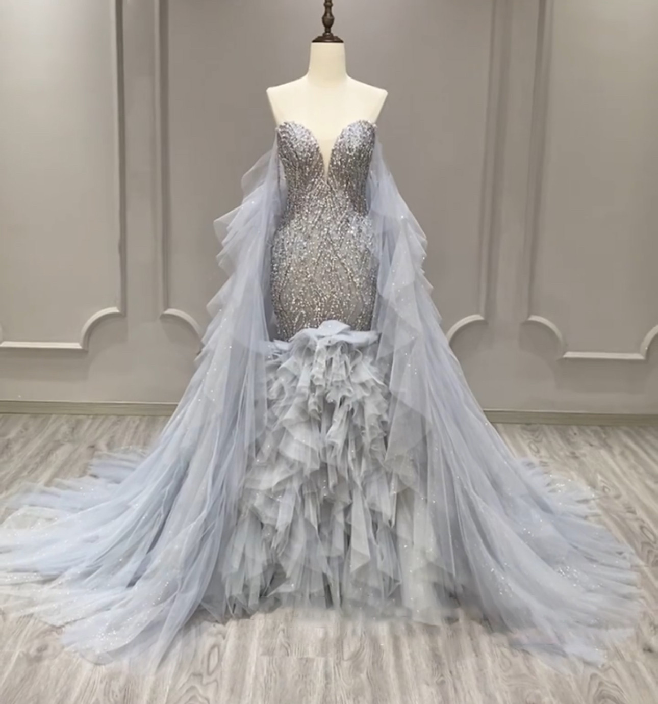 華やかな　たっぷりビジュー　マーメイドドレス　ギャザー　ラッフルスカート　王道派豪華なウェディングドレス編みあげトレーン