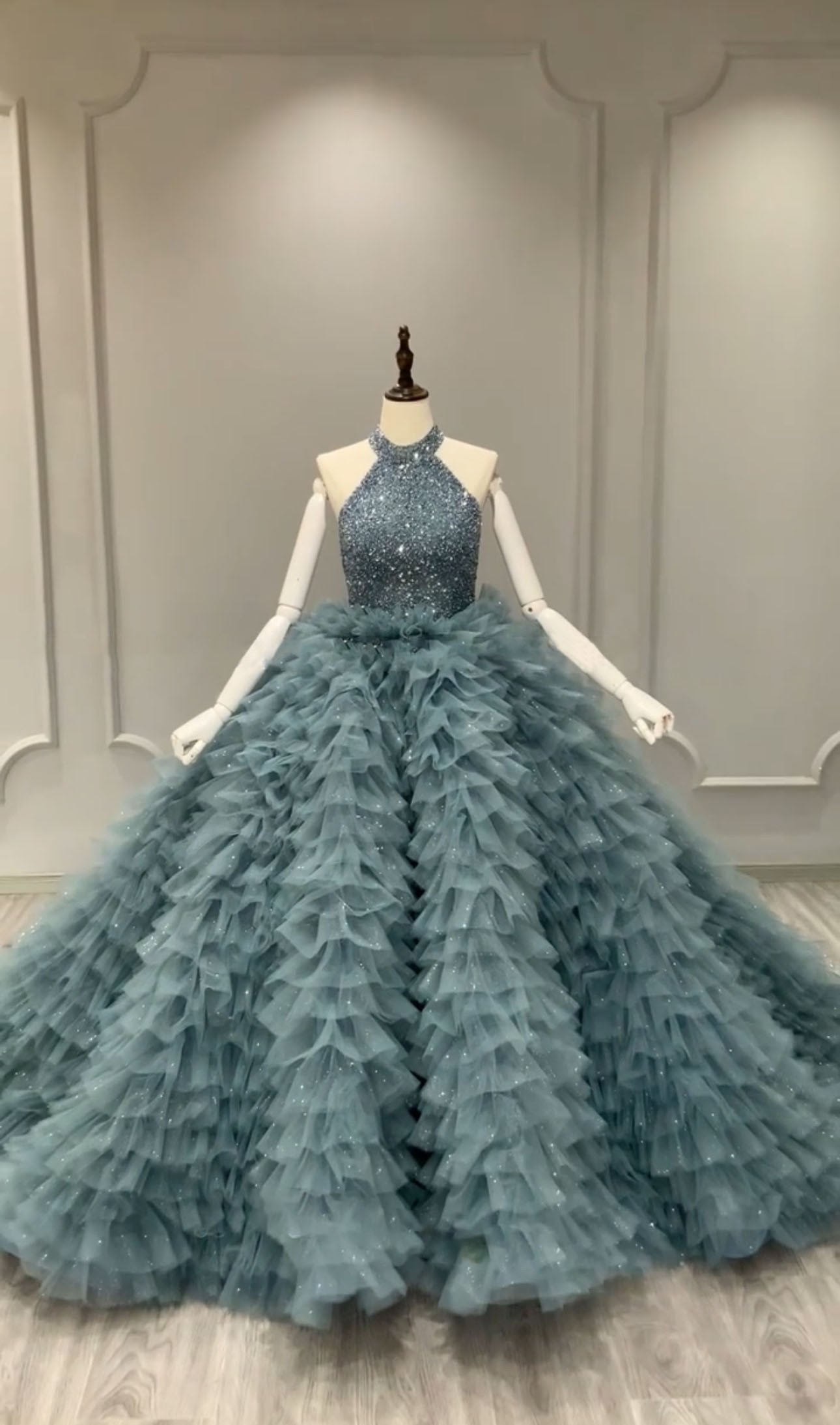 高評価　キラキラ　目立つ　カラードレス　ラメ入り　ホルターネック　プリンセスライン　ボリューム　前撮りパーディーお呼ばれ